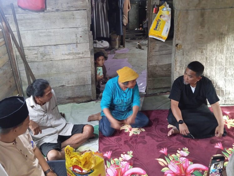 Bupati Pelalawan Zukri Salurkan Bantuan Sosial untuk 35 Warga Pangkalan Kerinci Timur
