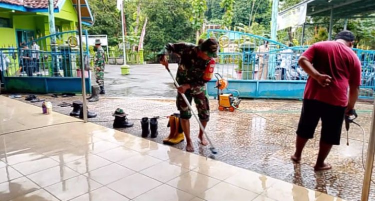 Babinsa Gesi Bersama Warga Bersihkan Masjid, Tekankan Kebersihan Pasca Ramadan