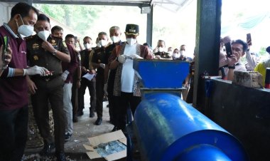 Rokok Ilegal Disulap Jadi Kompos di Hutan Kota Pekanbaru