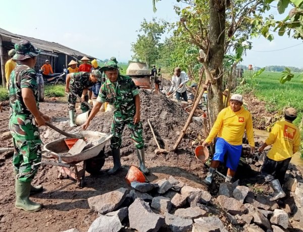 Babinsa dan Warga Cor Jalan Antar Desa di Sragen, Akses Lancar Ekonomi Meningkat