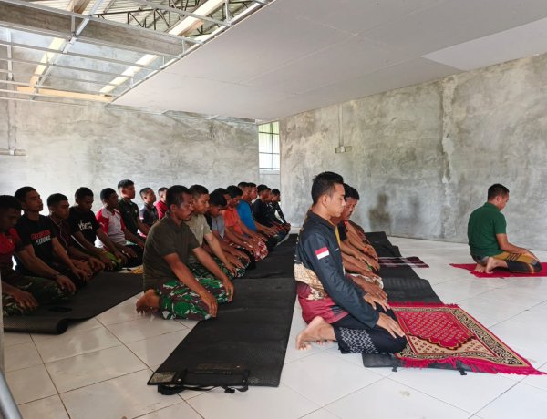 Satgas TMMD ke-128 Kodim 1801/Manokwari Sholat Jumat Bersama Warga