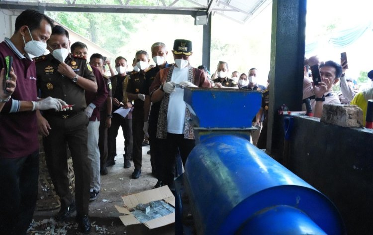 Rokok Ilegal Disulap Jadi Kompos di Hutan Kota Pekanbaru