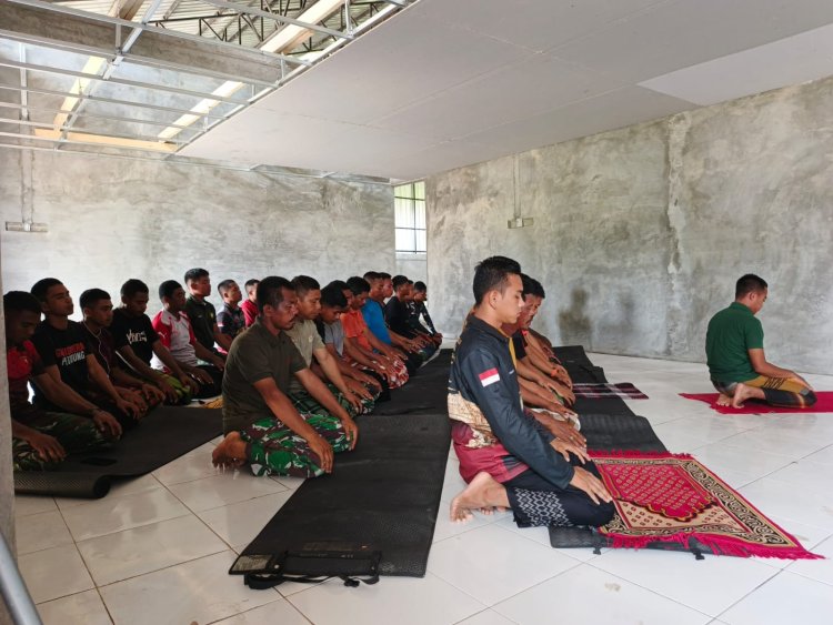 Satgas TMMD ke-128 Kodim 1801/Manokwari Sholat Jumat Bersama Warga