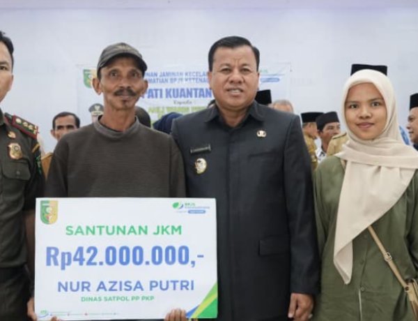 Bupati Kuansing Salurkan Santunan BPJS Rp2,7 Miliar untuk 8.680 Pekerja Rentan