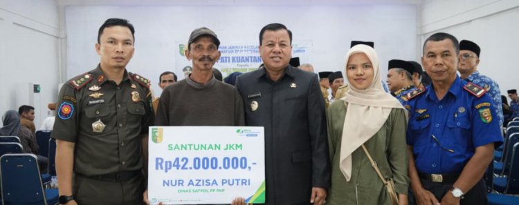 Bupati Kuansing Salurkan Santunan BPJS Rp2,7 Miliar untuk 8.680 Pekerja Rentan