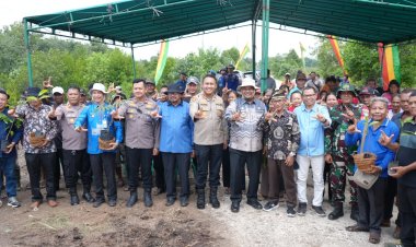 Polres Siak Tanam 7.000 Mangrove Cegah Abrasi Pesisir.