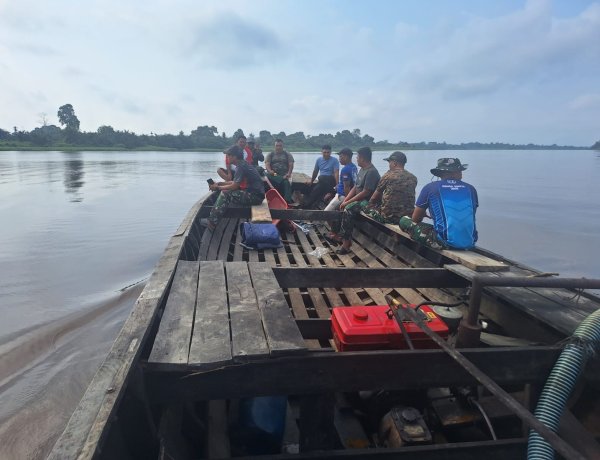 Sulitnya Medan, Satgas TMMD ke-129 Kodim 0313/KPR Langsir Material Kerikil Lewat Jalur Air ke Pangkalan Terap