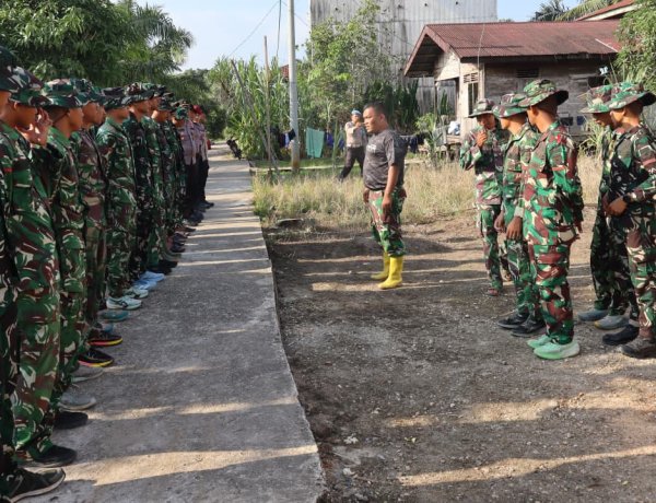 Awali Tugas dengan Disiplin, Lettu Inf Feby Harahap Pimpin Apel Pagi dan Berikan Semangat kepada Tim Satgas TMMD