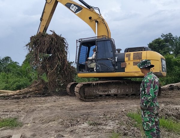 Gerak Cepat Satgas TMMD Ke-129 Kodim 0313/KPR Gunakan Alat Berat Bangun Badan Jalan 2,5 Km x 5 Meter