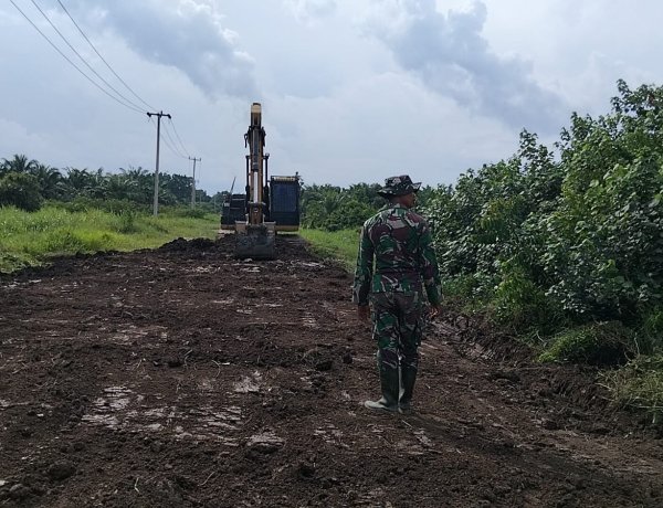 Satgas TMMD Ke-129 Kodim 0313/KPR Timbun Jalan Berlubang Sepanjang 230 Meter Di Pangkalan Terap