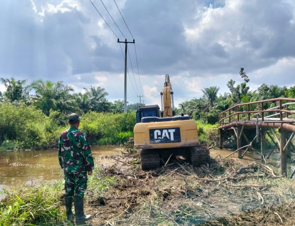 Rancang Tumpuan Gambangan, Satgas Tmmd Kodim 0313/KPR Siapkan Perlintasan Alat Berat di Jembatan T. Tahal