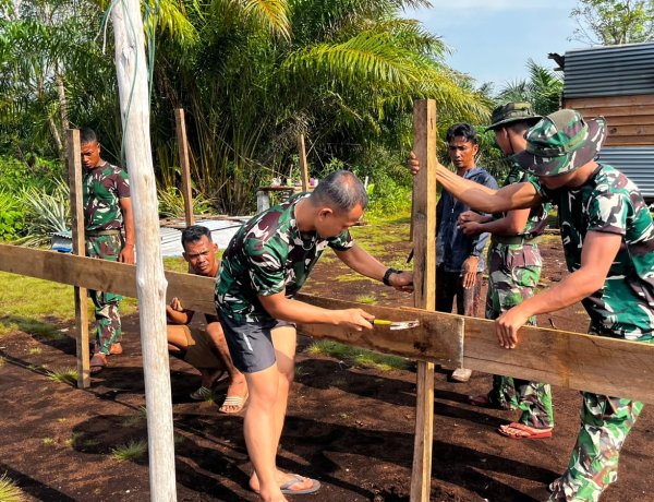 Begeser ke Dusun II Parit Baru, Satgas TMMD Ke-129 Kodim 0313/KPR Mulai Pengerjaan RTLH Bapak Zaini