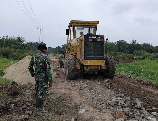 Fokus pada Kualitas Jalan Sasaran TMMD Ke-129, Satgas Kodim 0313/KPR Kerahkan 7 Unit Dump Truck Ratakan Batu Pecah