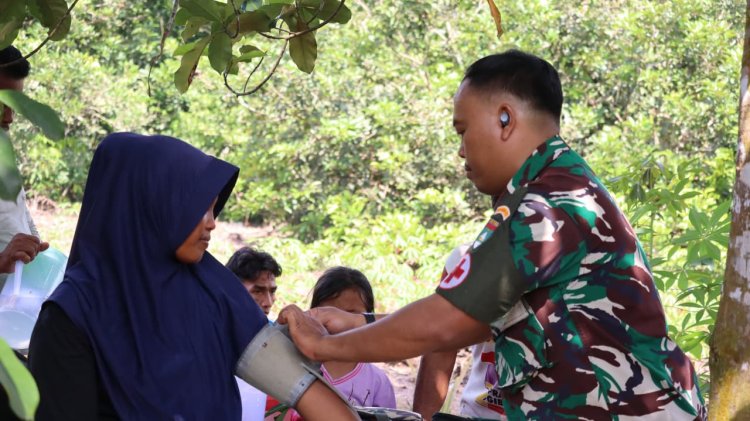 Sentuh Masyarakat Pesisir, Tim Kesehatan TMMD Ke-129 Kodim 0313/KPR Lakukan Pemeriksaan Kesehatan Warga