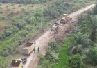 Perlancar Akses Transportasi Desa, Satgas TMMD ke-129 Kodim 0313/KPR Geber Perapian dan Pemadatan Badan Jalan di Pangkalan Terap