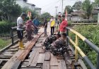 Perkuat Kemanunggalan TNI dan Rakyat, Satgas TMMD ke-129 Kodim 0313/KPR dan Warga Gotong Royong Perbaiki Jembatan jalan Desa