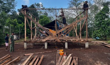 Kembali Lanjutkan pekerjaan, Satgas TMMD Ke-129 Kodim 0313/KPR Geber Pembangunan Rumah Bapak Diasan di desa Parit Baru
