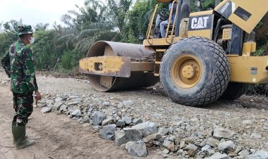 ​Tutup Jalan Berlubang dan Merapikan Bahu Jalan, Satgas TMMD ke-129 Kodim 0313/KPR Dipacu Hingga Jembatan T. Tahal