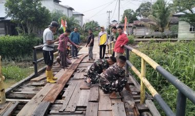 Perkuat Kemanunggalan TNI dan Rakyat, Satgas TMMD ke-129 Kodim 0313/KPR dan Warga Gotong Royong Perbaiki Jembatan jalan Desa
