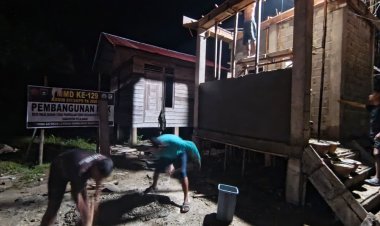 Semangat Gotong Royong Menerobos Malam, Pembangunan MCK Dusun 1 Terus Dipacu   Satgas TMMD Ke 129 Kodim 0313/KPR