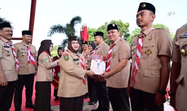 Bupati Kasmarni Serahkan Lencana Pancawarsa kepada 19 Anggota Pramuka Bengkalis