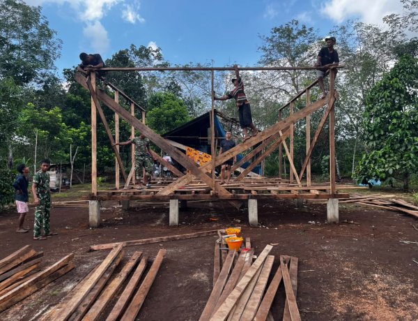 Kembali Lanjutkan pekerjaan, Satgas TMMD Ke-129 Kodim 0313/KPR Geber Pembangunan Rumah Bapak Diasan di desa Parit Baru