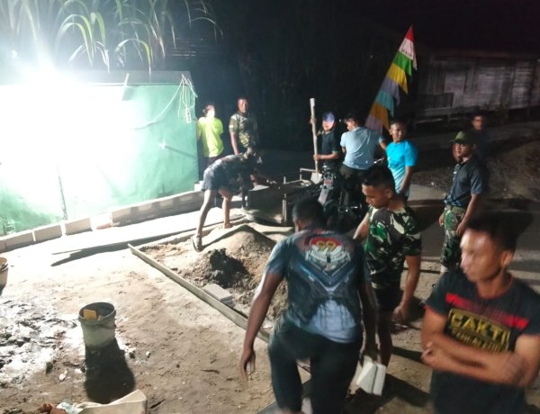 Tak Kenal Lelah Kejar Target, Satgas TMMD ke-129 Kodim 0313/KPR Lembur Malam Rehab MCK Masjid Nurul Ikhsan