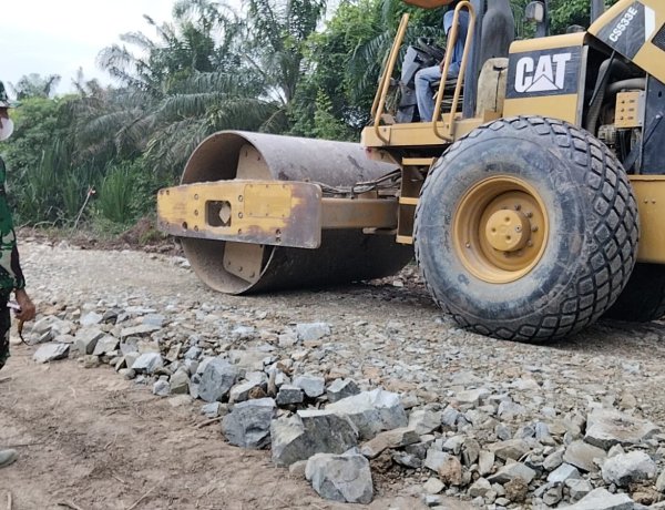 ​Tutup Jalan Berlubang dan Merapikan Bahu Jalan, Satgas TMMD ke-129 Kodim 0313/KPR Dipacu Hingga Jembatan T. Tahal