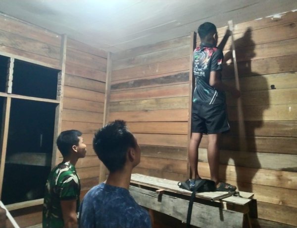 Kejar Target TMMD ke-129, Satgas Kodim 0313/KPR 'Serbu' Lembur Pengerjaan Rumah Ibu Timah Pada Malam Hari
