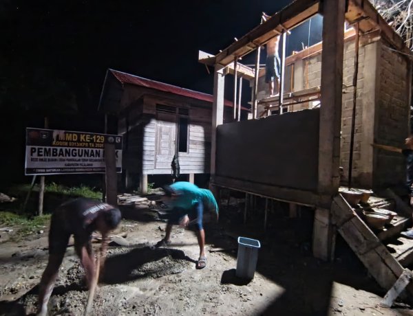 Semangat Gotong Royong Menerobos Malam, Pembangunan MCK Dusun 1 Terus Dipacu   Satgas TMMD Ke 129 Kodim 0313/KPR