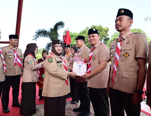 Bupati Kasmarni Serahkan Lencana Pancawarsa kepada 19 Anggota Pramuka Bengkalis