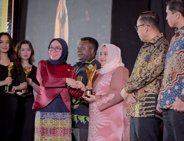 Kasmarni Raih Penghargaan Bakti Koperasi 2026