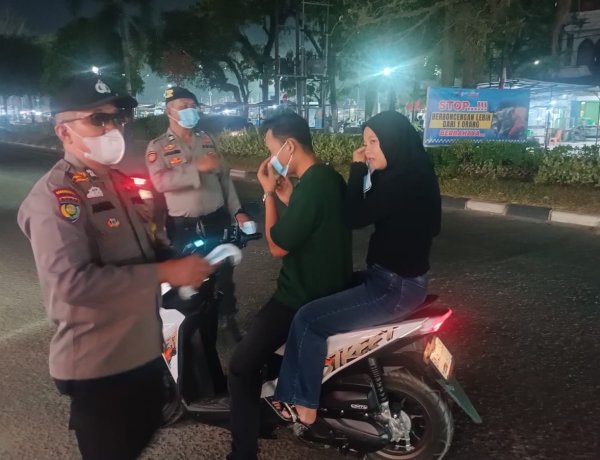 Polsek Pangkalan Kerinci Bagikan Masker, Wujud Kepedulian Polri Lindungi Kesehatan Masyarakat