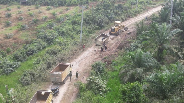 Perlancar Akses Transportasi Desa, Satgas TMMD ke-129 Kodim 0313/KPR Geber Perapian dan Pemadatan Badan Jalan di Pangkalan Terap