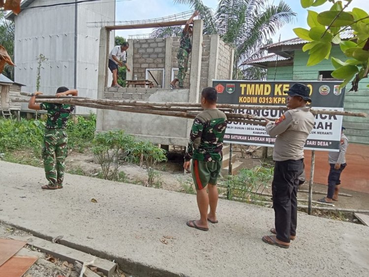 TMMD ke-129 Kodim 0313/KPR: Gotong Royong Kerjakan Pembangunan MCK Masjid Al-Hijrah di Dusun 1 Capai Progres 70 Persen