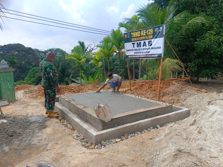 Wujudkan Program TMAB, Satgas TMMD ke-129 Kodim 0313/KPR Rampungkan Pengecoran Lantai Fondasi di Pelalawan
