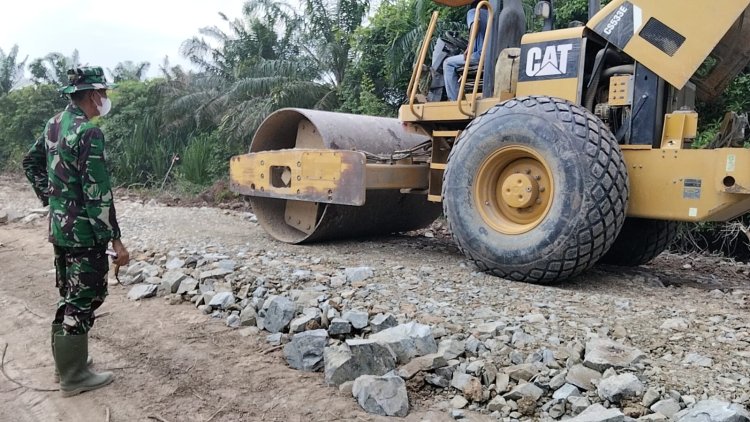 ​Tutup Jalan Berlubang dan Merapikan Bahu Jalan, Satgas TMMD ke-129 Kodim 0313/KPR Dipacu Hingga Jembatan T. Tahal