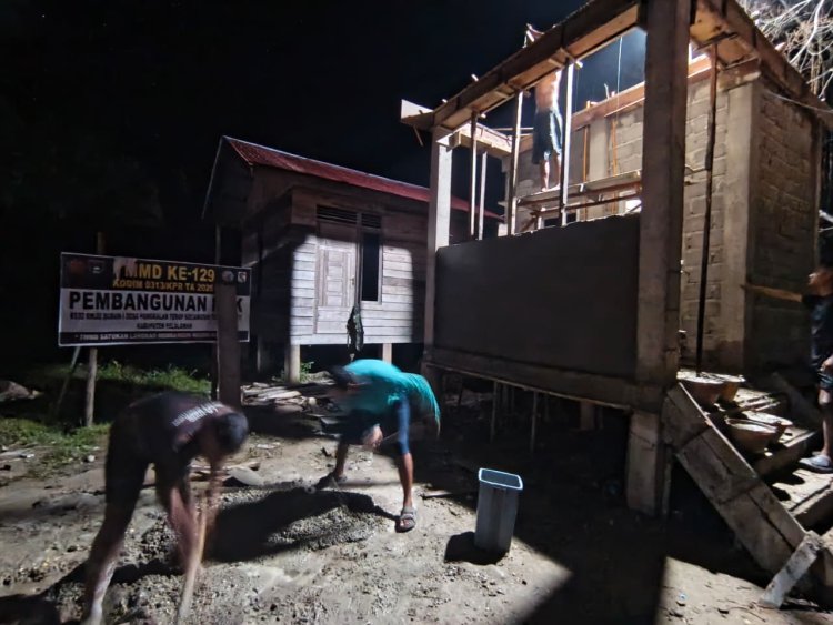Semangat Gotong Royong Menerobos Malam, Pembangunan MCK Dusun 1 Terus Dipacu   Satgas TMMD Ke 129 Kodim 0313/KPR