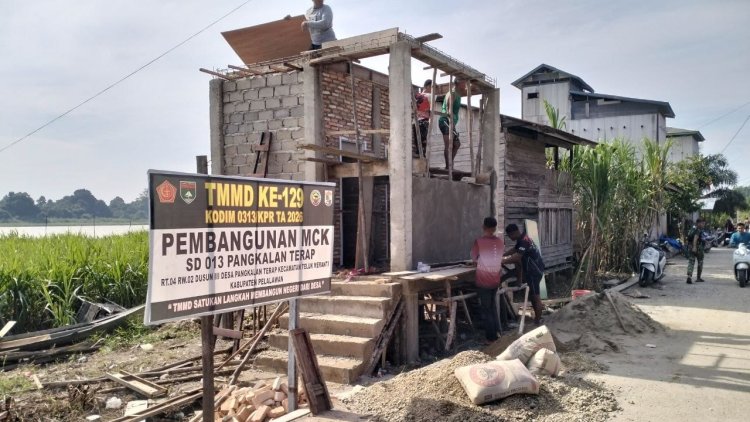 Pembangunan MCK Dusun 1 TMMD ke-129 Kodim 0313/KPR Capai Progres 87%, Masuki Tahan Pemasangan Keramik
