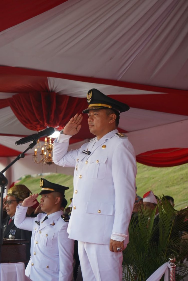 Wabup Husni Tamrin Pimpin Upacara Penurunan Bendera HUT ke-81 RI di Pelalawan