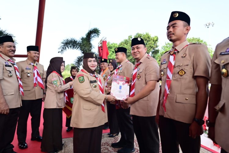 Bupati Kasmarni Serahkan Lencana Pancawarsa kepada 19 Anggota Pramuka Bengkalis