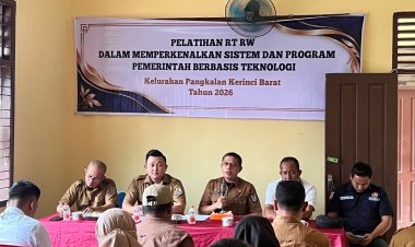 Perkuat Pelayanan Digital, Kadis Kominfo Pelalawan Bekali RT dan RW