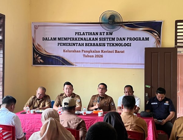 Perkuat Pelayanan Digital, Kadis Kominfo Pelalawan Bekali RT dan RW