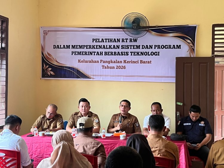 Perkuat Pelayanan Digital, Kadis Kominfo Pelalawan Bekali RT dan RW